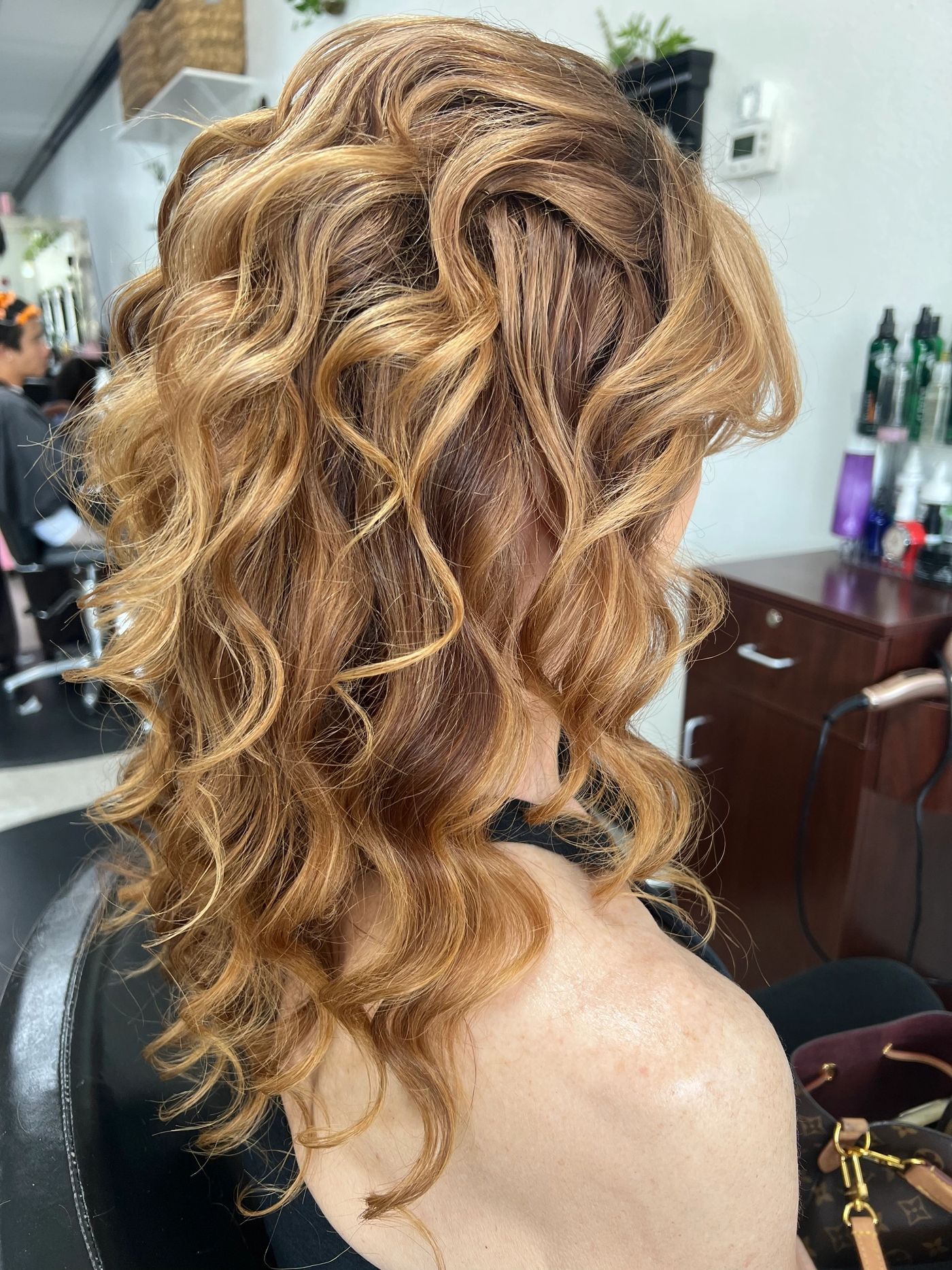 Curly hair shaped with a dry-cut curl map